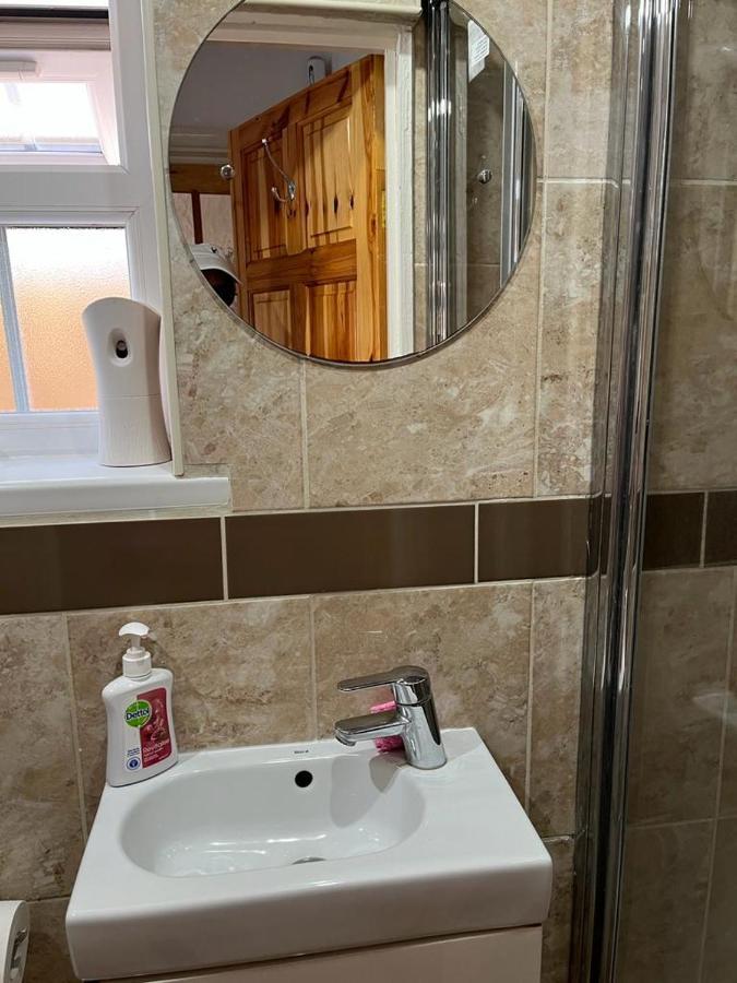 קינגסטון אפון תמז Large Double Bedroom With Free On Site Parking מראה חיצוני תמונה