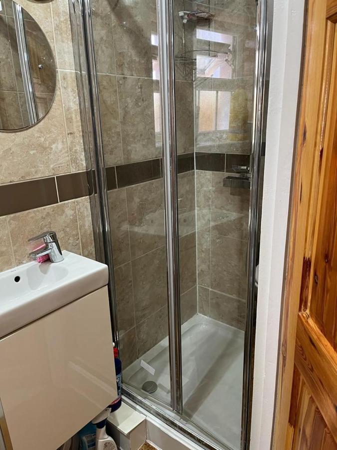 קינגסטון אפון תמז Large Double Bedroom With Free On Site Parking מראה חיצוני תמונה